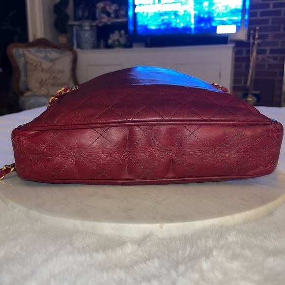 CHANEL RED LEATHER QUILTED VINTAGE SHOULDER BAG - Picture 8 of 17